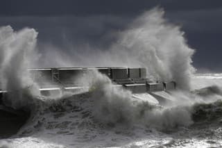 Vlny narážajú na prístavný múr počas búrky Ciarán v meste Folkestone v grófstve Kent na juhovýchode Anglicka vo štvrtok 2. novembra 2023. 