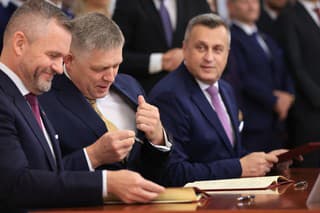 Predseda strany Smer-SD Robert Fico, líder Hlasu-SD Peter Pellegrini a šéf Slovenskej národnej strany (SNS) Andrej Danko dnes podpísali koaličnú zmluvu 