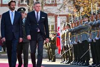 Na snímke sprava predseda vlády SR Robert Fico a minister obrany SR Robert Kaliňák (obaja SMER-SD) počas spoločného stretnutia na pôde rezortu obrany