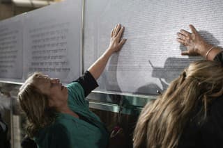 Izraelské rodiny obetí Hamasu si pri Múre nárekov pripomenuli mesiac smútenia.