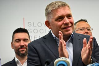 Na snímke uprostred predseda strany SMER-SD Robert Fico počas tlačovej konferencie v Bratislave.