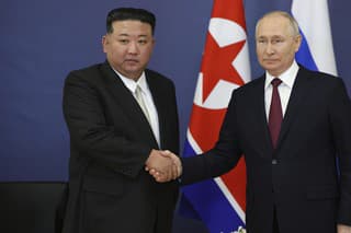 Na archívnej snímke z 12. októbra 2023 ruský prezident Vladimir Putin (vpravo) a severokórejský líder Kim Čong-un.