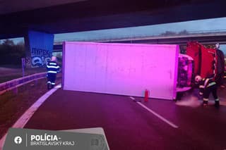 Na zjazde z Prístavného mosta z diaľnice D1 v smere do Petržalky sa prevrátilo nákladné vozidlo.