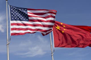 Americká vlajka a čínska vlajka (ilustračná fotografia).