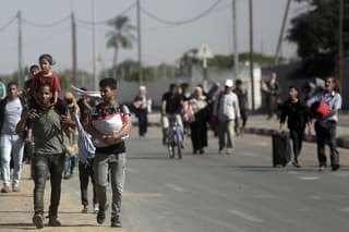 Palestínčania utekajú na juh pásma Gazy na ulici Salah al-Din v meste Bureij.