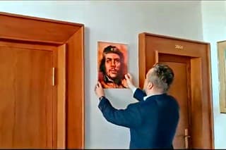 Podpredseda parlamentu za Smer vyvesil v kancelárii portrét svojho idola.