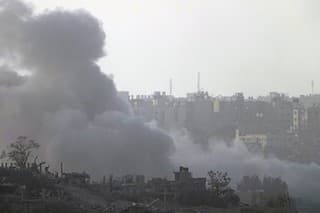 Dym stúpa pri explózii po izraelskom leteckom útoku na pásmo Gazy.