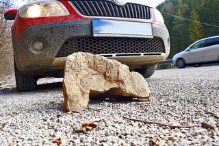Niektoré skaly nielenže poškodia autá, ale môžu ohroziť aj život.