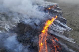 Na archívnej snímke z 10. júla 2023 láva vyteká po erupcii sopky Fagradalsfjall na Islande.