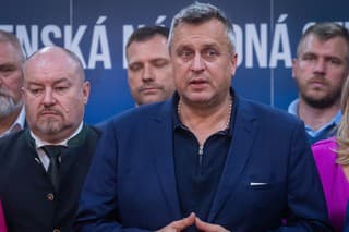Andrej Danko ostáva šéfom SNS. 