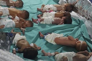 Predčasne narodené palestínske deti v nemocnici Šífa v meste Gaza.