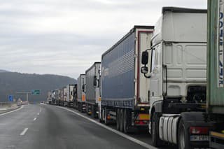 Situácia na východnej hranici si vyžiadala obmedzenie kamiónovej dopravy.
