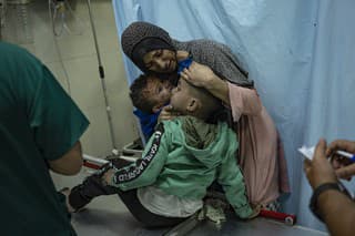 Zranení Palestínci po izraelskom bombardovaní pásma Gazy.