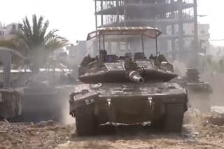 Na snímke izraelský tank jazdí cez mesto Gaza v utorok 14. novembra 2023.