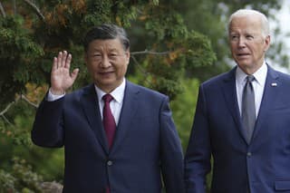 Americký prezident Joe Biden a čínsky prezident Si Ťin-pching sa prechádzajú v záhradách počas stretnutia v americkom mestečku Woodside v štáte Kalifornia