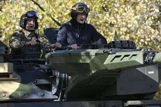 Maďarský minister obrany Krištof Szalay-Bobrovniczky, vpravo, v bojovom vozidle pechoty Lynx