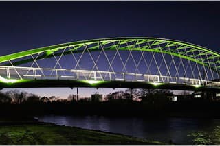 Most vynikne hlavne v noci.