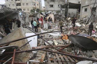 Palestínčania sa pozerajú na škody po izraelskom bombardovaní v Rafahu, na juhu pásma Gazy v utorok 14. novembra 2023.