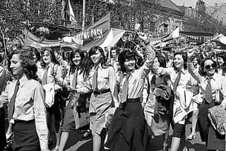 1976 Košice. Prvomájové sprievody boli podľa predstáv režimu vždy s radostne usmiatou mládežou. 