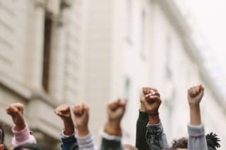 Ľudia protestujú v uliciach mesta