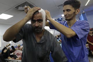 Na archívnej snímke z 5. novembra 2023 zranený Palestínčan pri izraelskom bombardovaní.