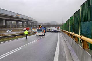 Zjazd z diaľnice D3 v Žiline-Strážove zablokovala nehoda kamióna