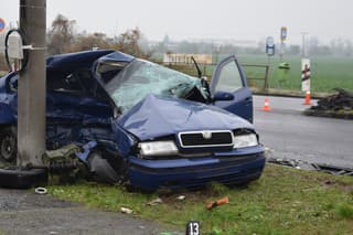Po zrážke s ďalším autom a následnom náraze do stĺpu prišiel v pondelok ráno v Trebišove o život 54-ročný vodič. 