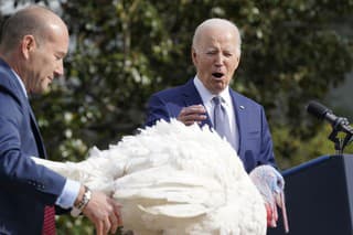 Prezident USA Biden omilostil dvoch moriakov, ktorí by inak skončili na tanieri v Deň vďakyvzdania (Thanksgiving Day).