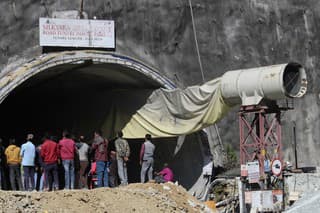V zrútenom rozostavanom cestnom tuneli uviazlo 40 robotníkov v štáte Uttaránčal na severe Indie 12. novembra 2023. 
