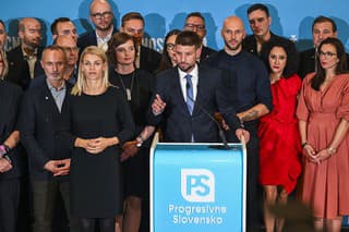 Na snímke uprostred predseda Progresívneho Slovenska Michal Šimečka na tlačovej konferencii počas volebnej noci v centrále hnutia.