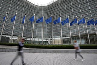 Na archívnej snímke z 20. septembra 2023 vlajky EÚ vejú pred sídlom v Bruseli.