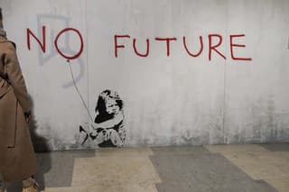 Banksy sa preslávil najmä politicky angažovanými nástennými maľbami vytváranými tajne na verejných priestranstvách po celom svete.