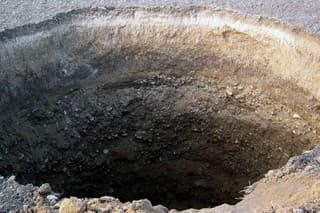  Kráter v poli, ktorý sa vytvoril nad miestom závalu. 