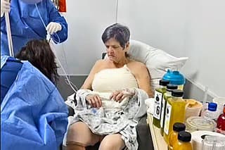 Kimberly McCormick (65) sa zobudila s nechcenými implantátmi.