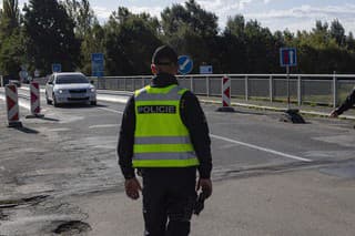 Na snímke českí policajti náhodne kontrolujú nákladné motorové vozidlo na česko-slovenskej hranici pri meste Lanžhot v stredu 4. októbra 2023.