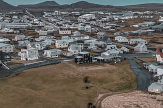 Na snímke z dronu je mesto Grindavík, ktoré leží na juhozápade Islandu, zhruba 40 kilometrov od metropoly Rejkyjavík.
