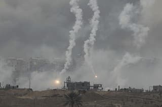 Dym stúpa pri explózii po izraelskom leteckom útoku.