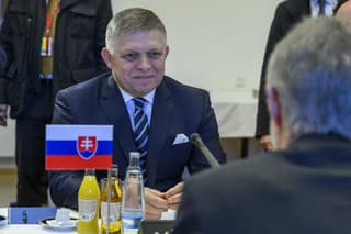 Robert Fico počas stretnutia s predsedom Senátu českého parlamentu Milošom Vystrčilom.