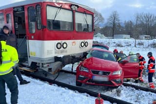 Pri zrážke vlaku a osobného auta vo Veličnej sa zranil 39-ročný vodič