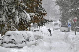 Bulharsko: Sneženie a vietor spôsobili výpadky elektriny aj chaos v doprave