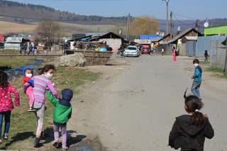 Testovanie obyvateľov v rómskej osade Jarovnice. 