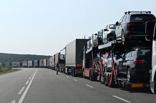 Kolóna kamiónov na vstupe zo Slovenska na colnú kontrolu na hraničnom priechode s Ukrajinou vo Vyšnom Nemeckom 14. septembra 2020.