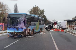 Pri rannej nehode dodávky s autobusom sa zranilo šesť ľudí, vodič dodávky bojuje o život v nemocnici