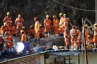 Záchranári sa prevŕtali k robotníkom, ktorí 12. novembra uviazli v indickom tuneli.
