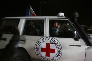 Vozidlo Červeného kríža s izraelskými prepustenými rukojemníkmi prechádza cez priechod v pásme Gazy do Egypta v nedeľu 26. novembra.