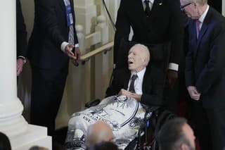 Jimmy Carter prišiel na pohreb svojej manželky na invalidnom vozíku.