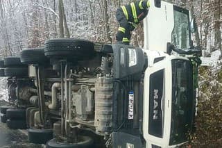 Kamión sa na horskom priechode Machnáč prevrátil mimo cesty.