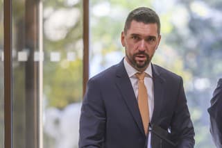 Na snímke vľavo minister pôdohospodárstva a rozvoja vidieka SR Richard Takáč (Smer-SD).