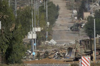 Izraelskí vojaci hliadkujú na ceste Salah al-Din