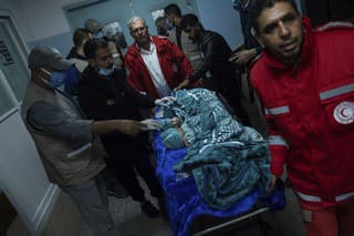 Zdravotníci pripravujú predčasne narodené deti na transport z nemocnice v meste Rafah v Pásme Gazy do Egypta v pondelok 20. novembra 2023. 